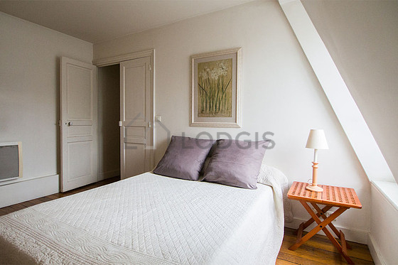 Chambre avec fenêtres