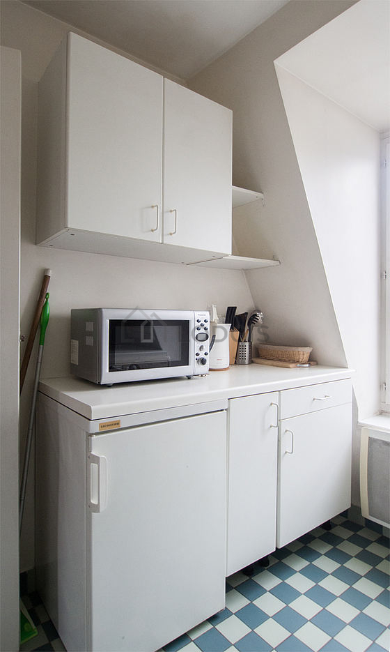 Cuisine équipée de lave linge, réfrigerateur, vaisselle