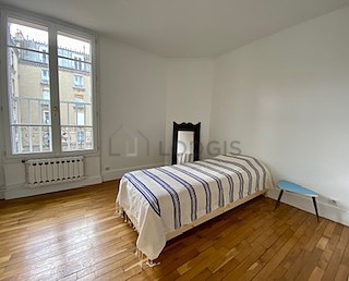 Chambre avec du parquet au sol