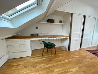Chambre avec fenêtres