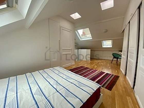 Very bright bedroom equipped with desk, cupboard, 1 chair(s)