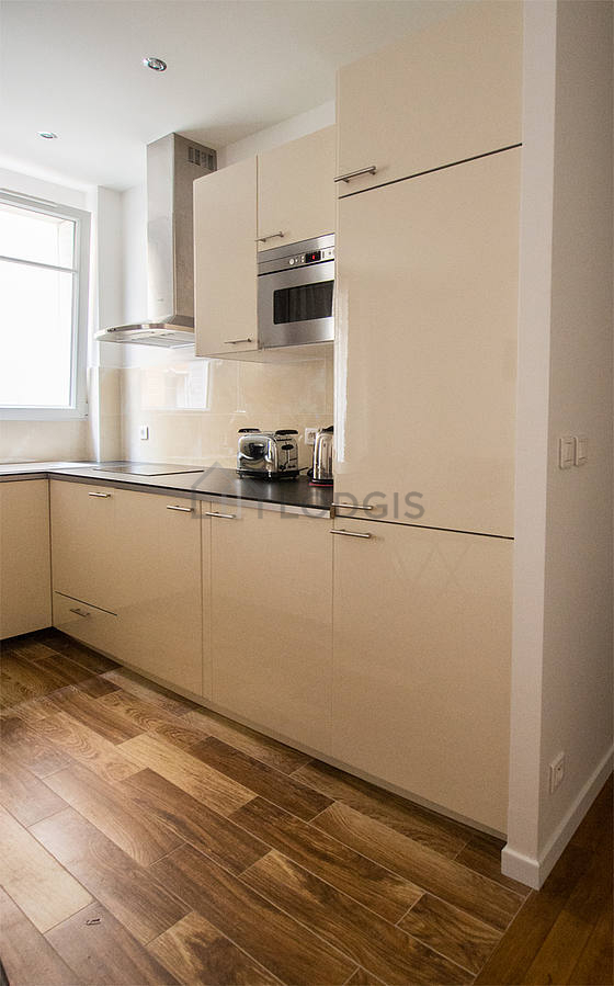 Cuisine dînatoire pour 3 personne(s) équipée de lave linge, sèche linge, réfrigerateur, hotte