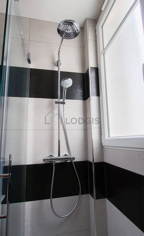 Salle de bain équipée de serviettes de bain