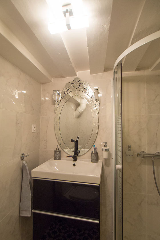 Bathroom equipped with bath towels