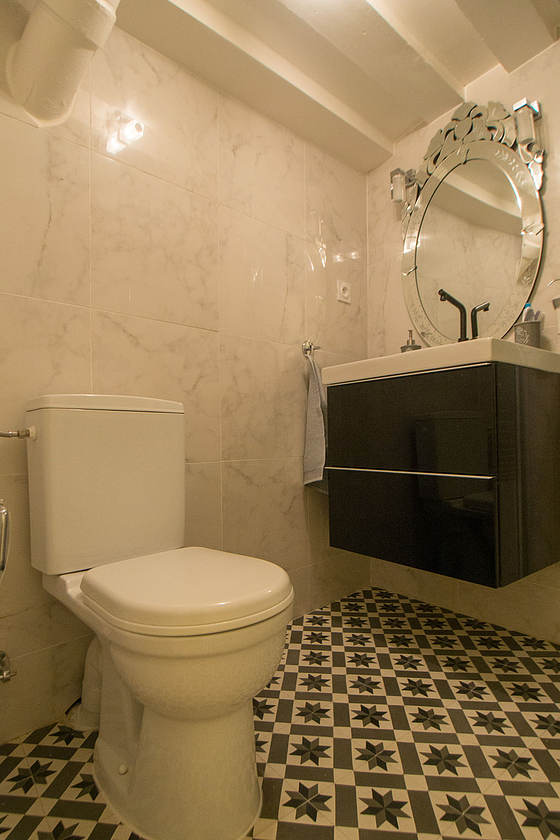 Belle salle de bain avec du carrelage au sol