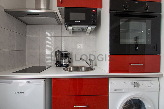 Kitchen equipped with washing machine, refrigerator, freezer, extractor hood