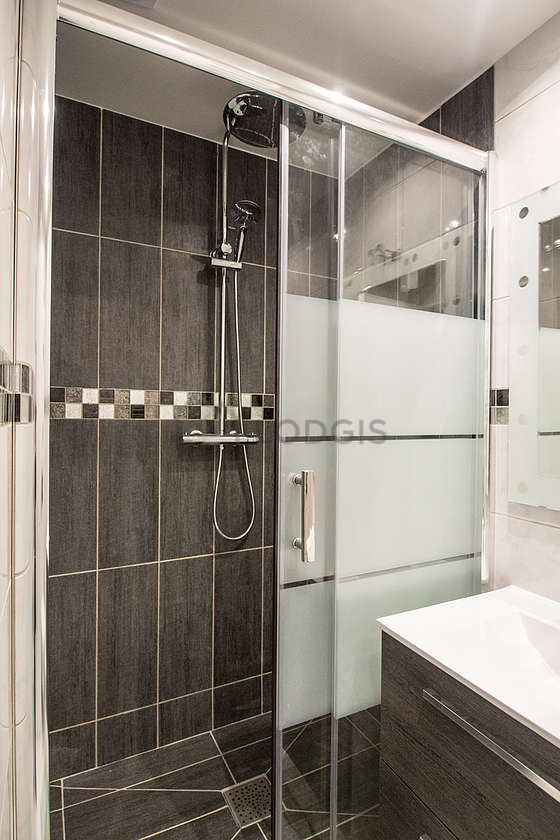 Agréable salle de bain claire avec du carrelage au sol