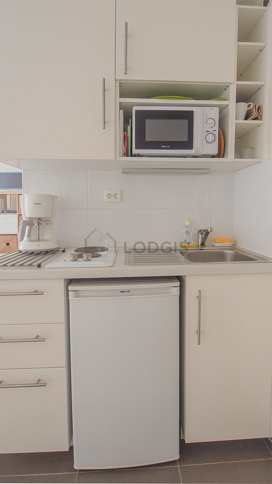Cuisine équipée de plaques de cuisson, réfrigerateur, freezer, vaisselle