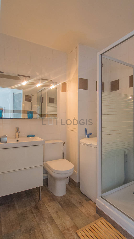 Salle de bain équipée de lave linge, serviettes de bain