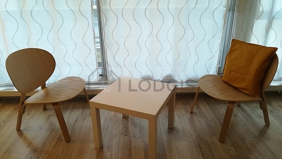 Salon avec du parquet au sol