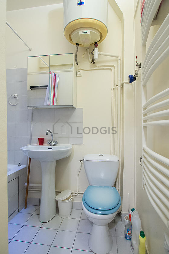 Salle de bain équipée de serviettes de bain