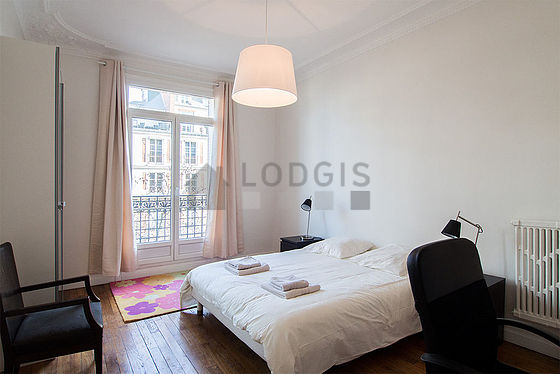 Chambre avec du parquet au sol