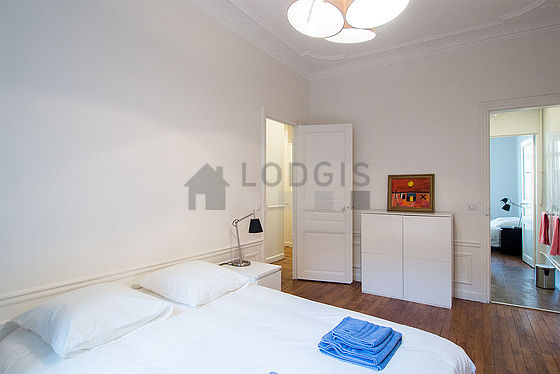 Chambre avec fenêtres donnant sur rue
