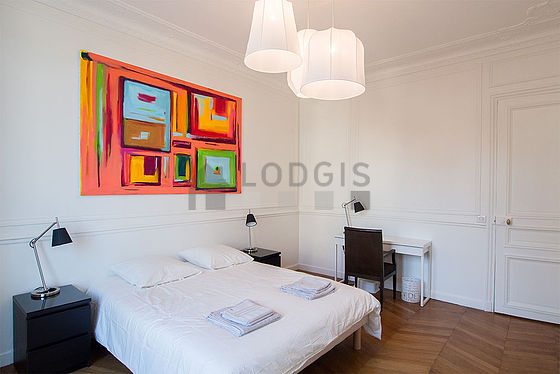 Chambre avec fenêtres et balcon donnant sur rue