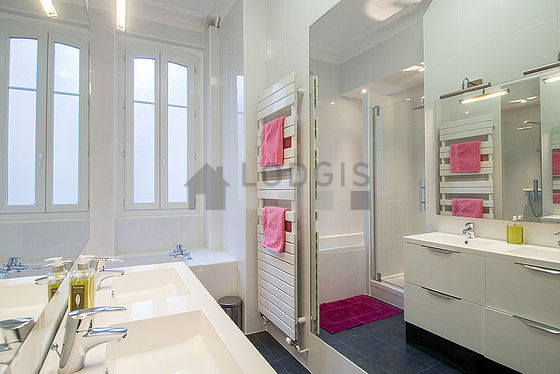 Salle de bain équipée de serviettes de bain