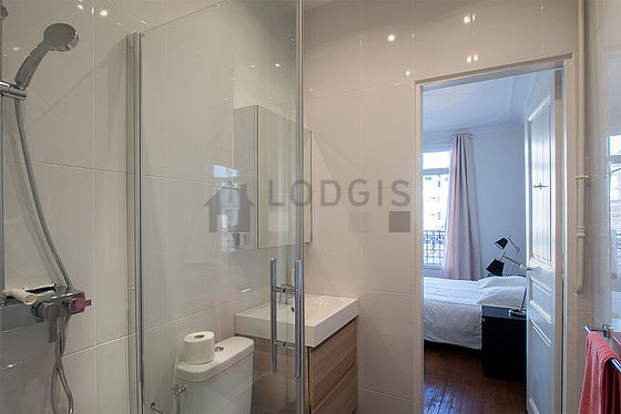 Salle de bain équipée de serviettes de bain