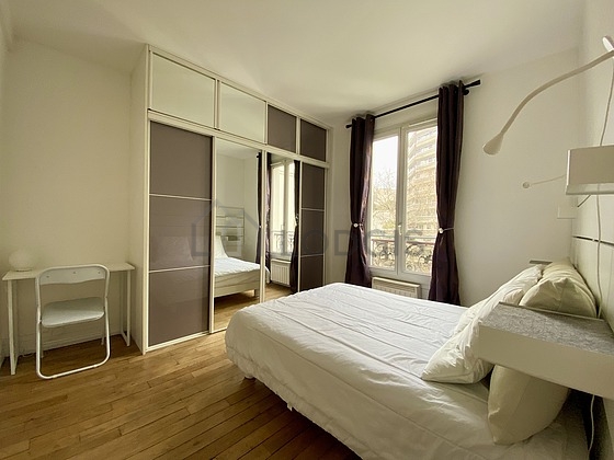 Chambre de 11m² avec du parquet au sol