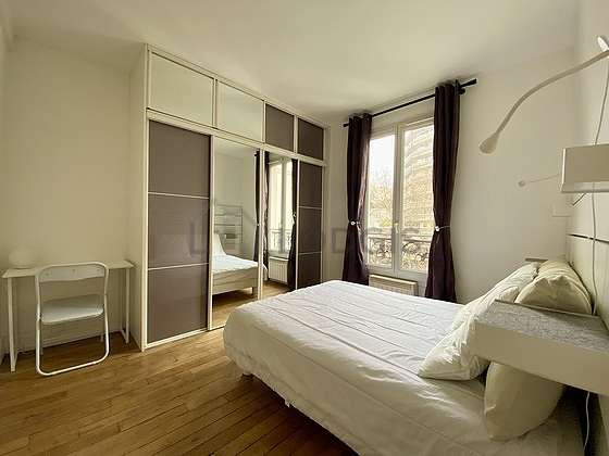 Bedroom of 11m² with woodenfloor