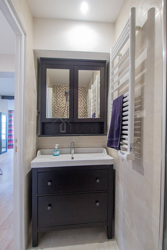 Agréable salle de bain claire avec du carrelage au sol