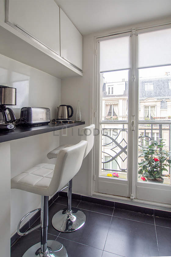 Belle cuisine avec du carrelage au sol