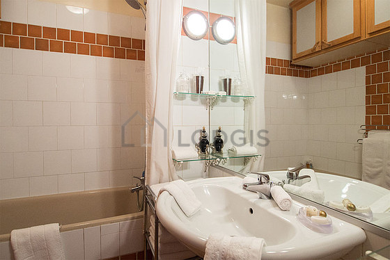 Bathroom equipped with bath towels