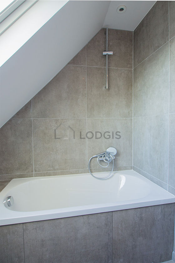 Salle de bain équipée de lave linge, serviettes de bain