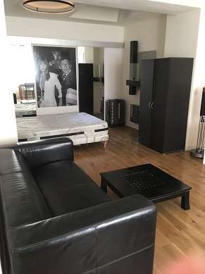 Living room furnished with 1 bed(s) of 140cm, tv, hi-fi stereo, storage space