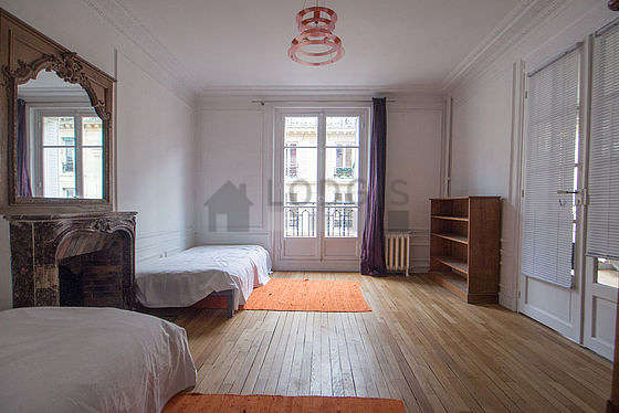 Bedroom for 2 persons equipped with 2 bed(s) of 90cm
