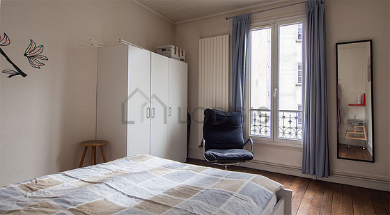 Chambre avec fenêtres double vitrage donnant sur cour