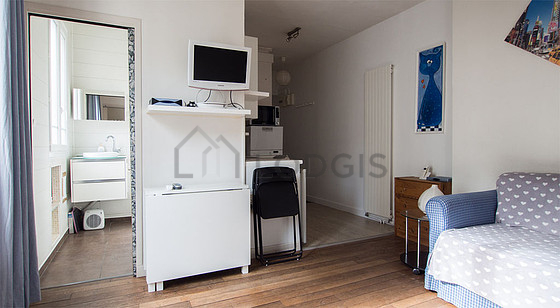 Séjour très calme équipé de 1 canapé(s) lit(s) de 120cm, télé, chaine hifi, 1 fauteuil(s)