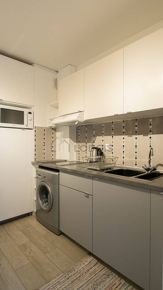 Cuisine équipée de lave linge, réfrigerateur, hotte, vaisselle