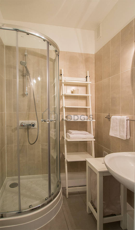 Agréable salle de bain claire avec du carrelage au sol
