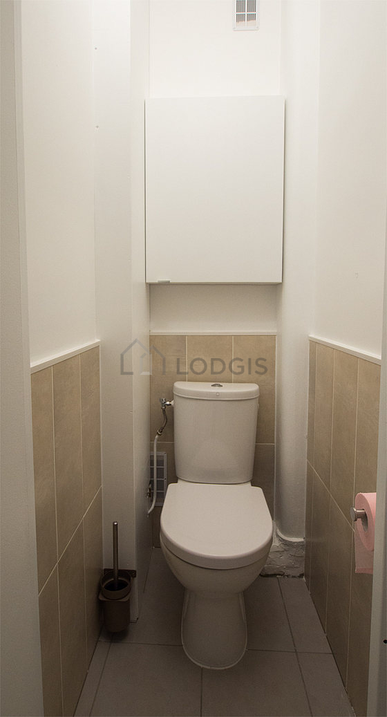 Toilettes indépendantes de la salle d'eau