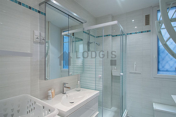 Beautiful bathroom with windows and with tile floor