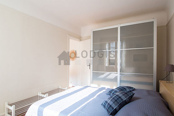 Bright bedroom equipped with 1 armchair(s), 1 chair(s)
