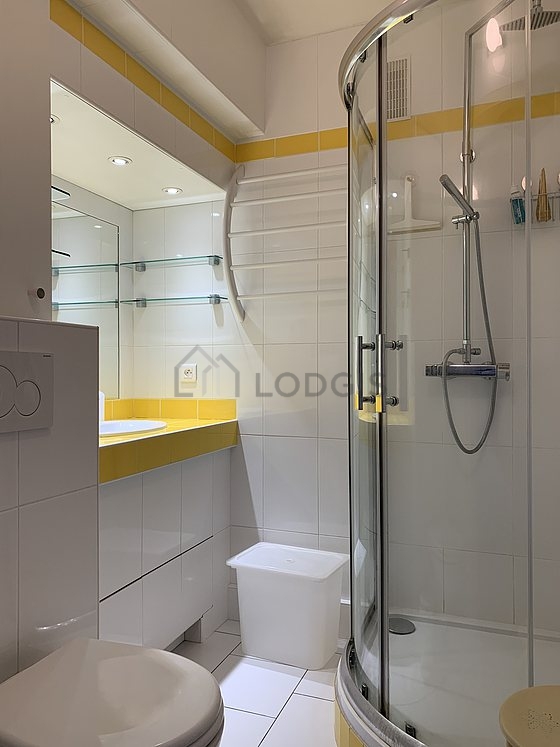 Salle de bain équipée de serviettes de bain