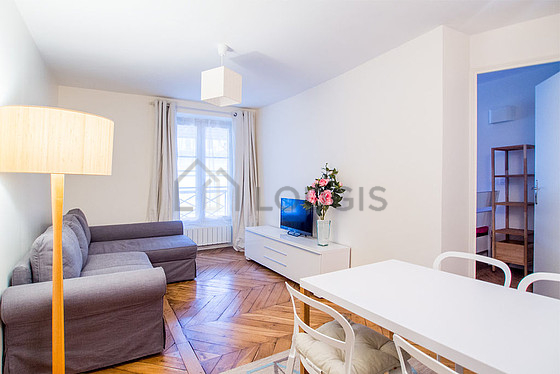 Salon avec du parquet au sol