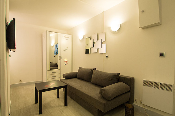 Séjour très calme équipé de 1 canapé(s) lit(s) de 120cm, télé, penderie, placard