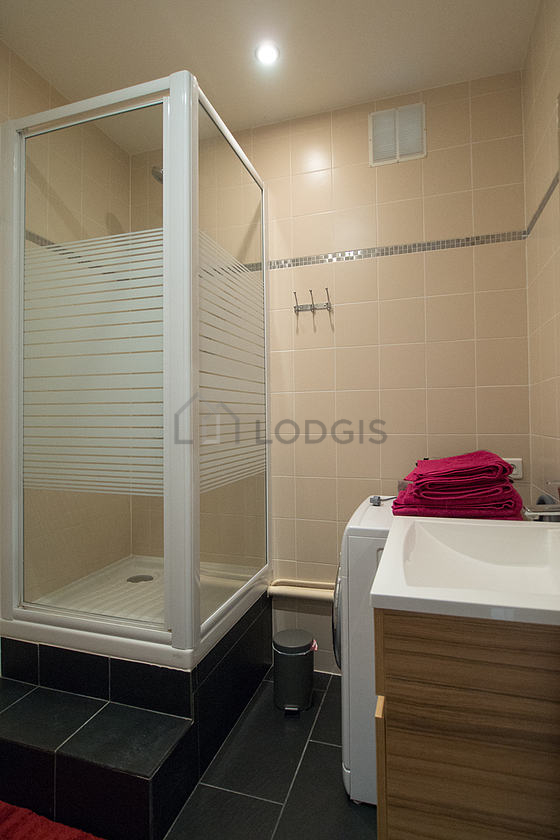 Agréable salle de bain avec du carrelage au sol