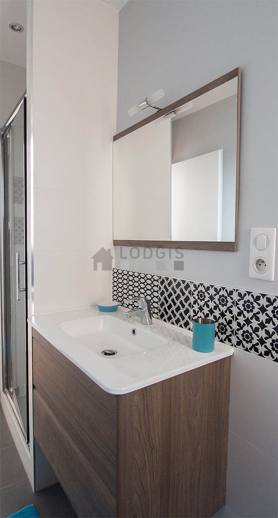 Bathroom equipped with bath towels