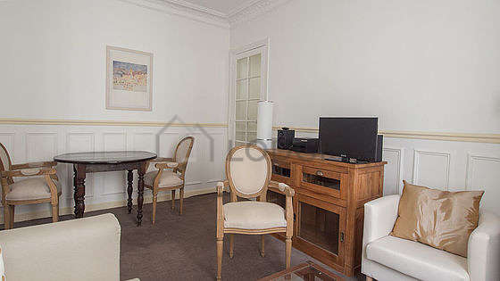 Beautiful, very quiet and very bright sitting room of an apartmentin Paris