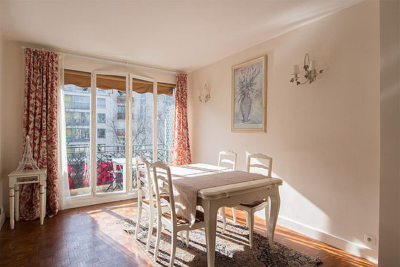 Salon avec du parquet au sol