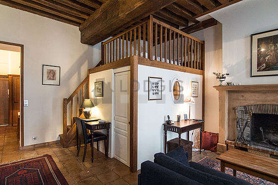 Mezzanine with a high ceiling with woodenfloor
