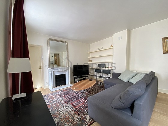 Living room of 19m² with wooden floor