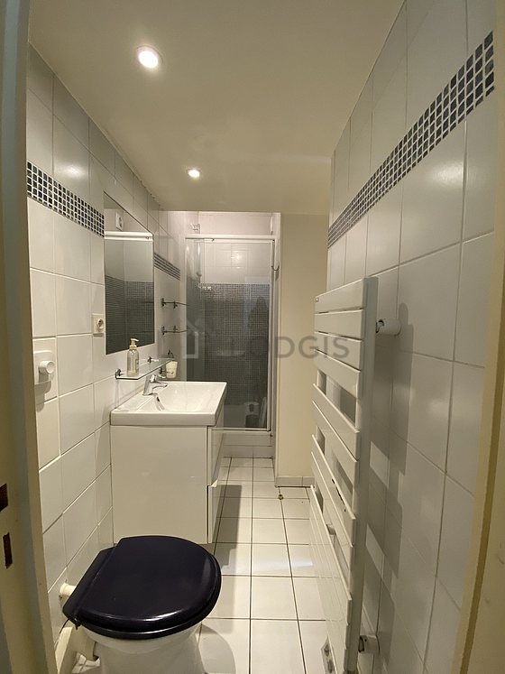 Belle salle de bain avec du carrelage au sol