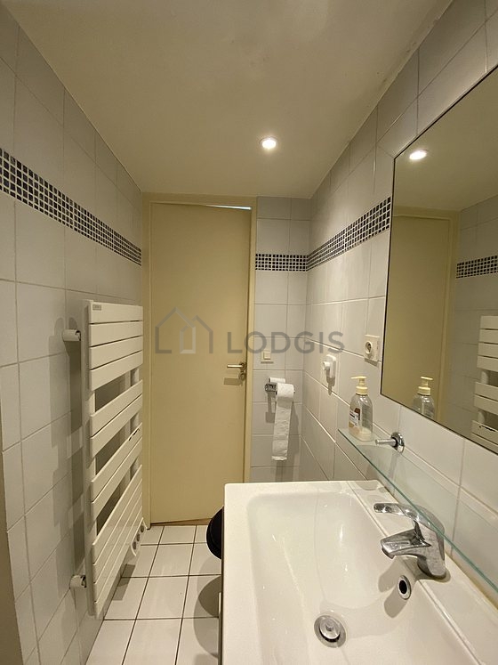Salle de bain équipée de placard