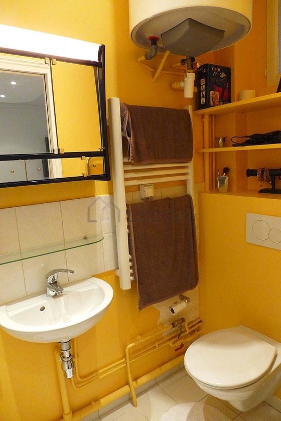 Salle de bain équipée de serviettes de bain