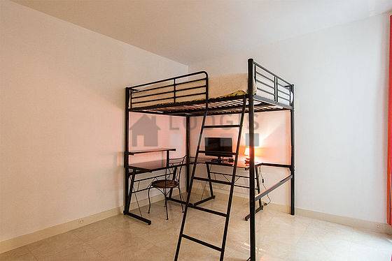 Chambre avec du carrelage au sol