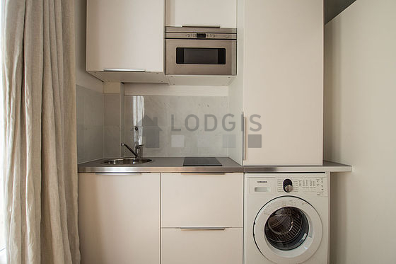 Cuisine équipée de lave linge, réfrigerateur, freezer, vaisselle