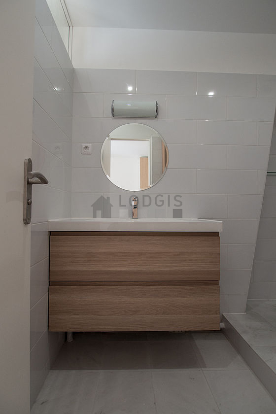 Belle salle de bain claire avec du marbre au sol